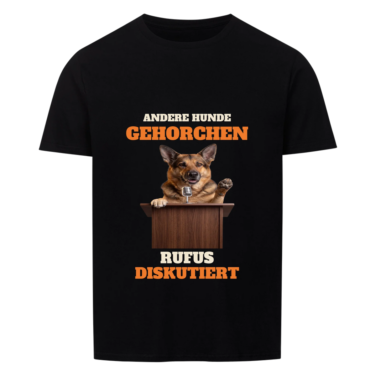 Andere Hunde gehorchen T-Shirt: Schäferhund am Rednerpult mit Mikrofon und Name, schwarzes Shirt | Lil Snouts