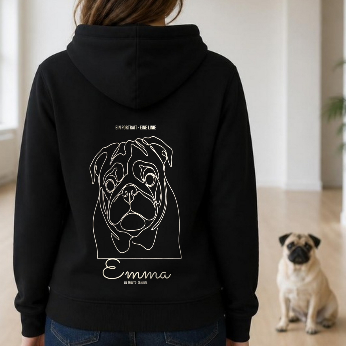 Getragenes Mockup Single-Line-Portrait Hoodie Rueckseite mit Mops