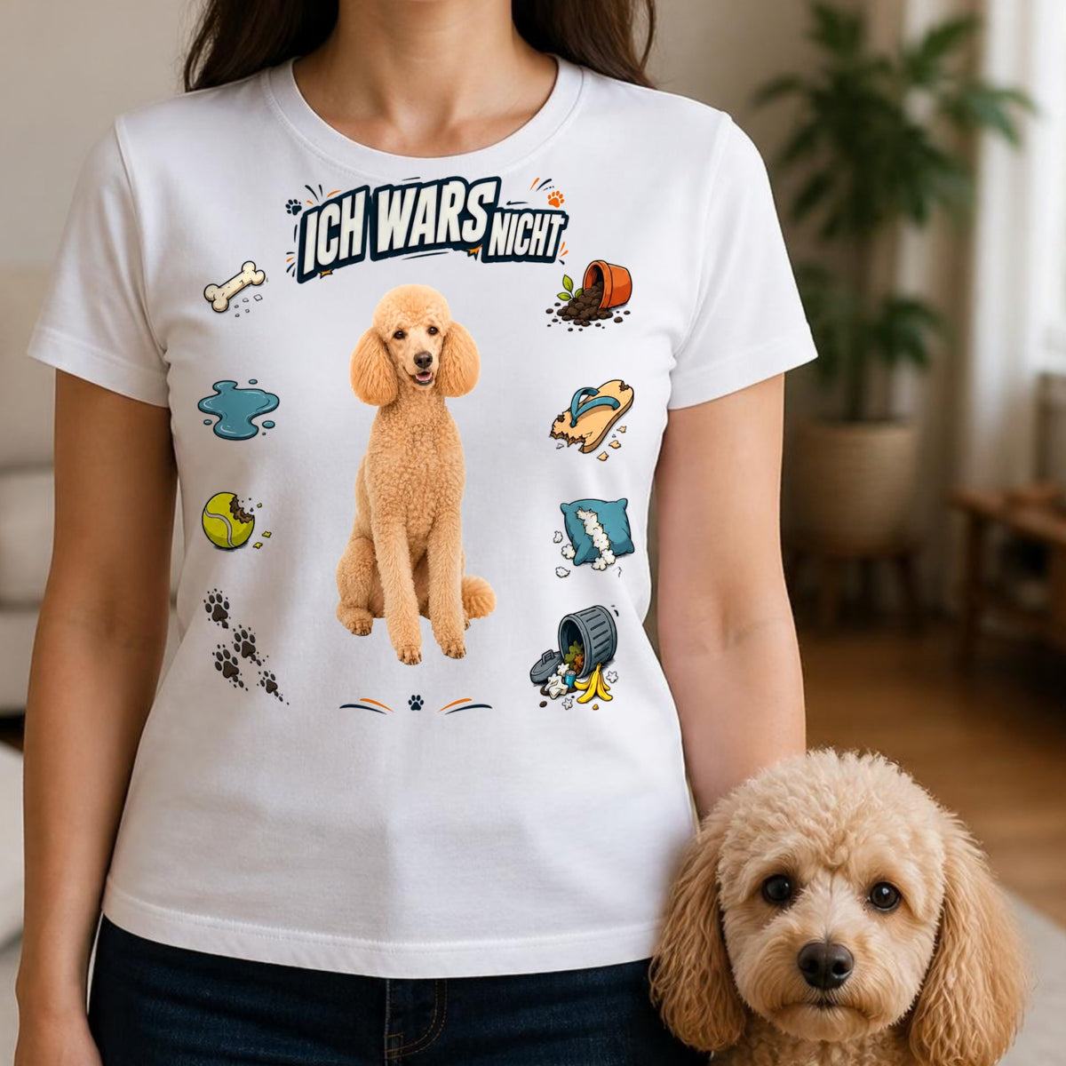 Frau traegt weisses T-Shirt Ich wars nicht mit Pudel an ihrer Seite im Wohnzimmer