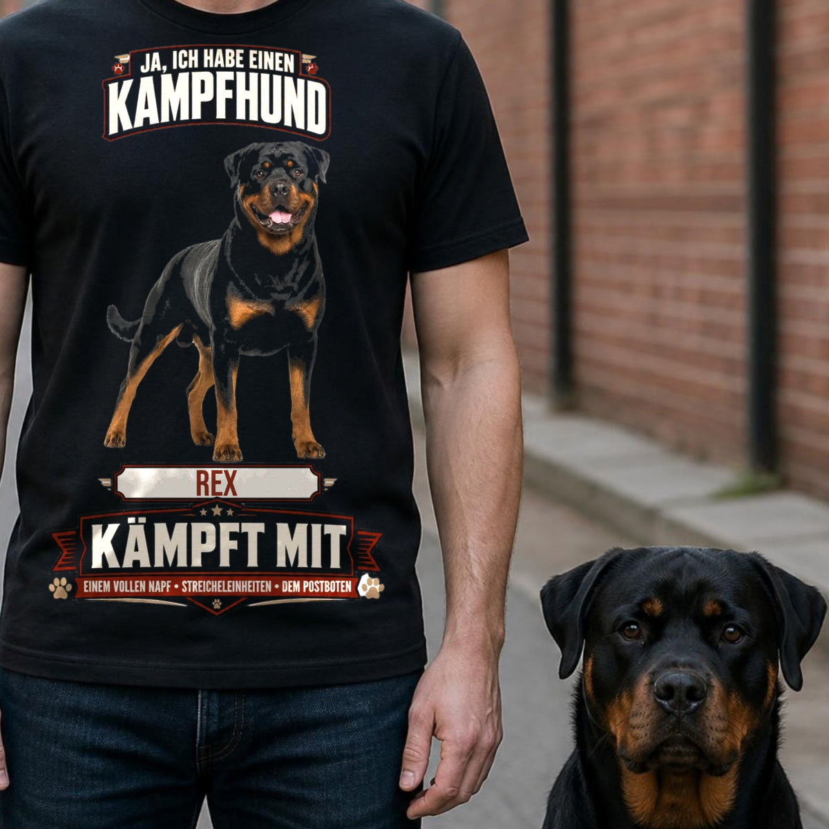 Mann traegt schwarzes T-Shirt Kampfhund mit Rottweiler an seiner Seite vor Backsteinwand
