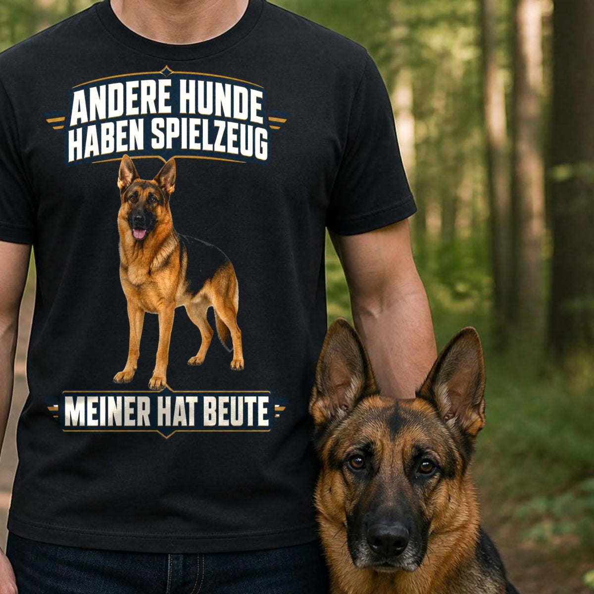 Mann traegt schwarzes T-Shirt Meiner hat Beute mit Deutschem Schaeferhund am Waldweg