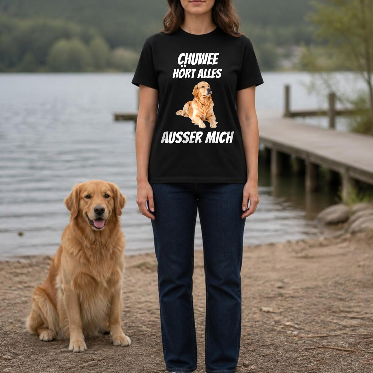 Frau am See im schwarzen T-Shirt 'Hoert alles ausser mich', Golden Retriever sitzt daneben – personalisiertes Hunde-T-Shirt mit Foto und Name | Lil Snouts