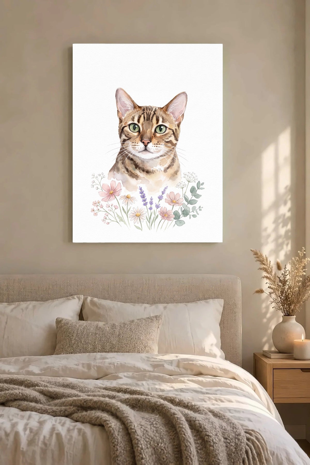 Leinwand im Schlafzimmer: Deine Katze als Aquarell mit Blütenzweig – personalisiertes Katzenportrait