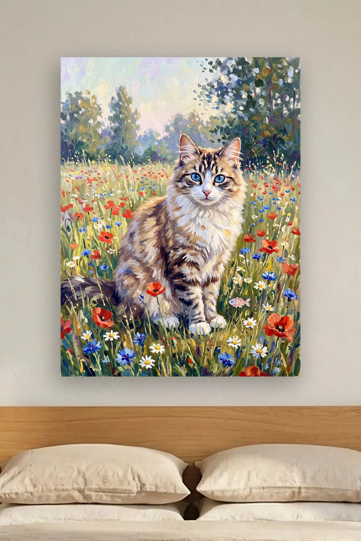 Leinwand im Wohnzimmer: Deine Katze in der Sommerwiese – personalisiertes Katzenportrait