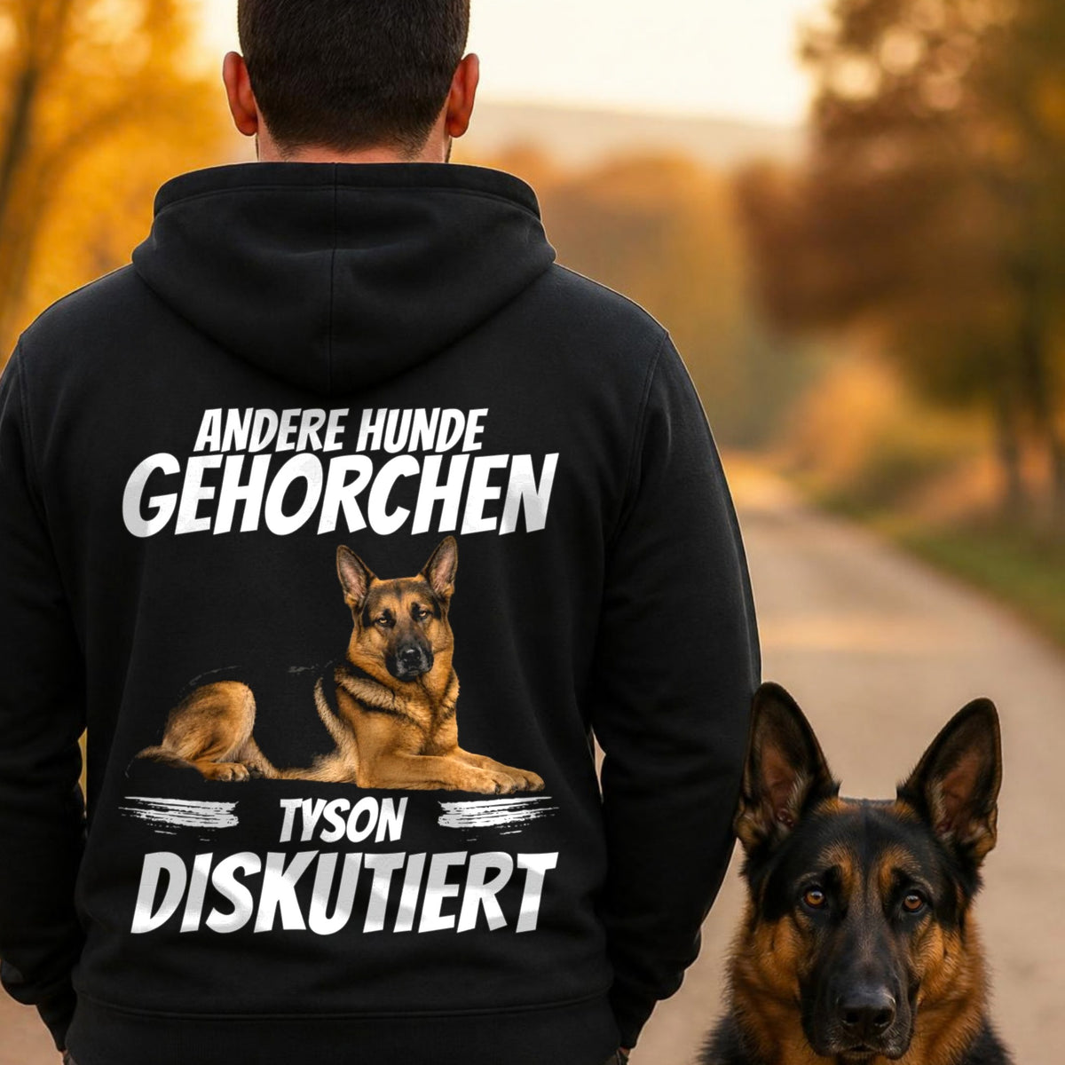 Mann von hinten im schwarzen Hoodie Andere Hunde gehorchen mit Deutschem Schaeferhund auf Feldweg