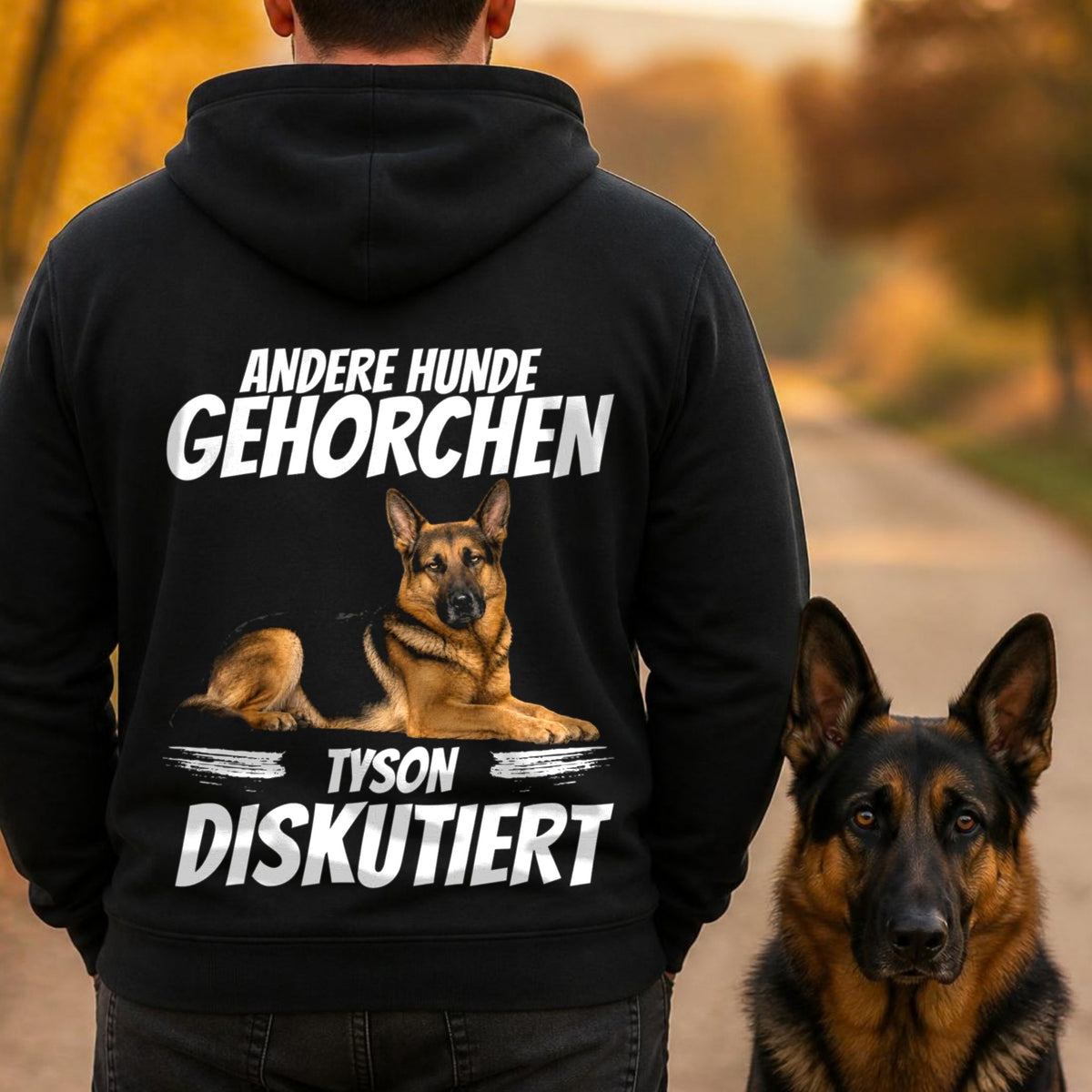 Mann von hinten im schwarzen Hoodie Andere Hunde gehorchen mit Deutschem Schaeferhund auf Feldweg