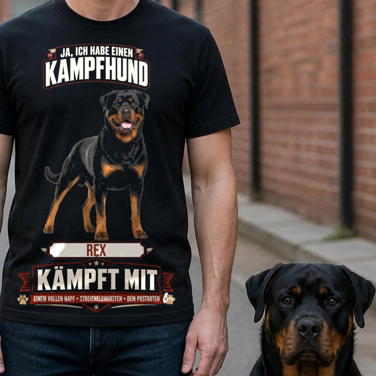 Mann traegt schwarzes T-Shirt Kampfhund mit Rottweiler an seiner Seite vor Backsteinwand