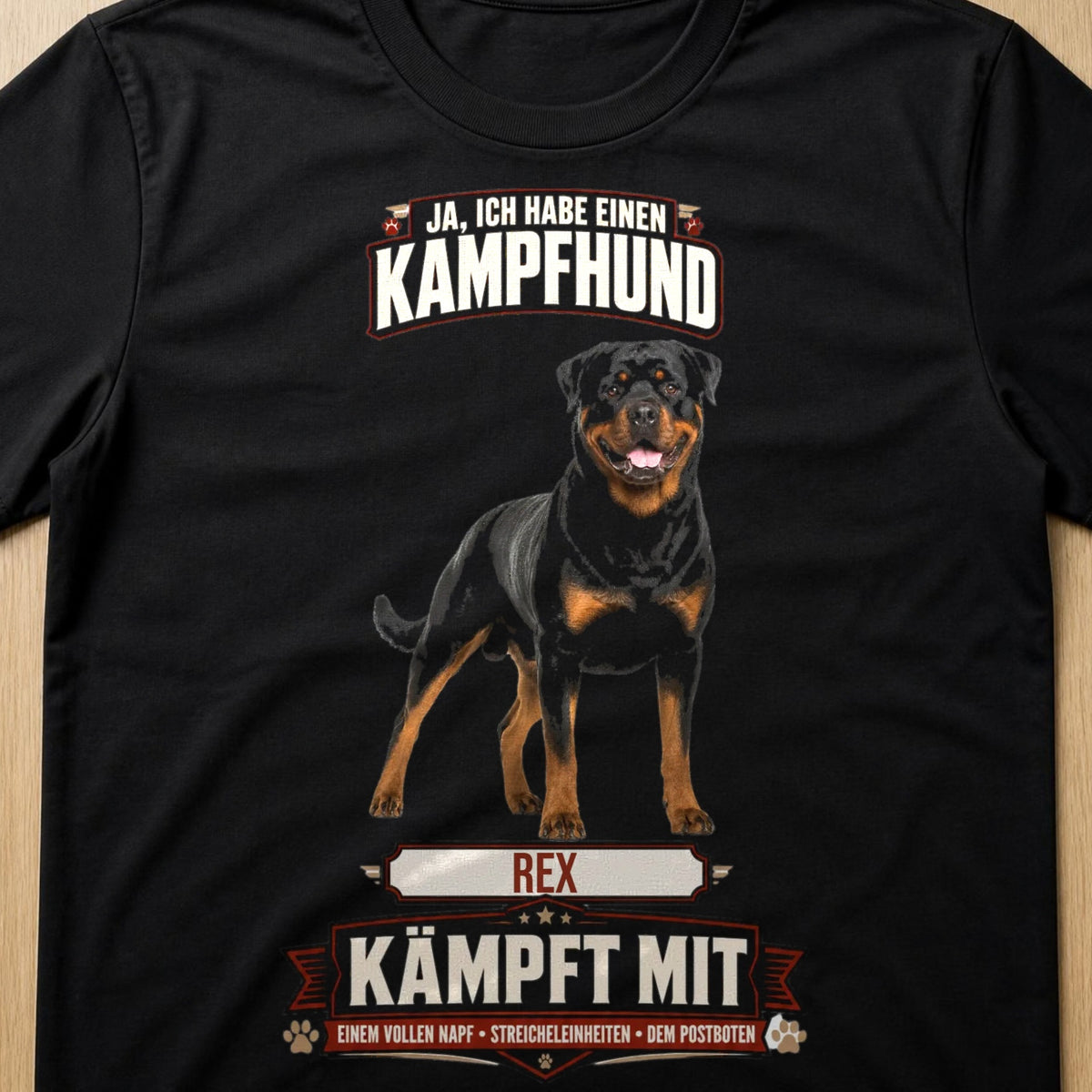 Schwarzes T-Shirt Kampfhund Rottweiler Rex Flatlay mit Kragen