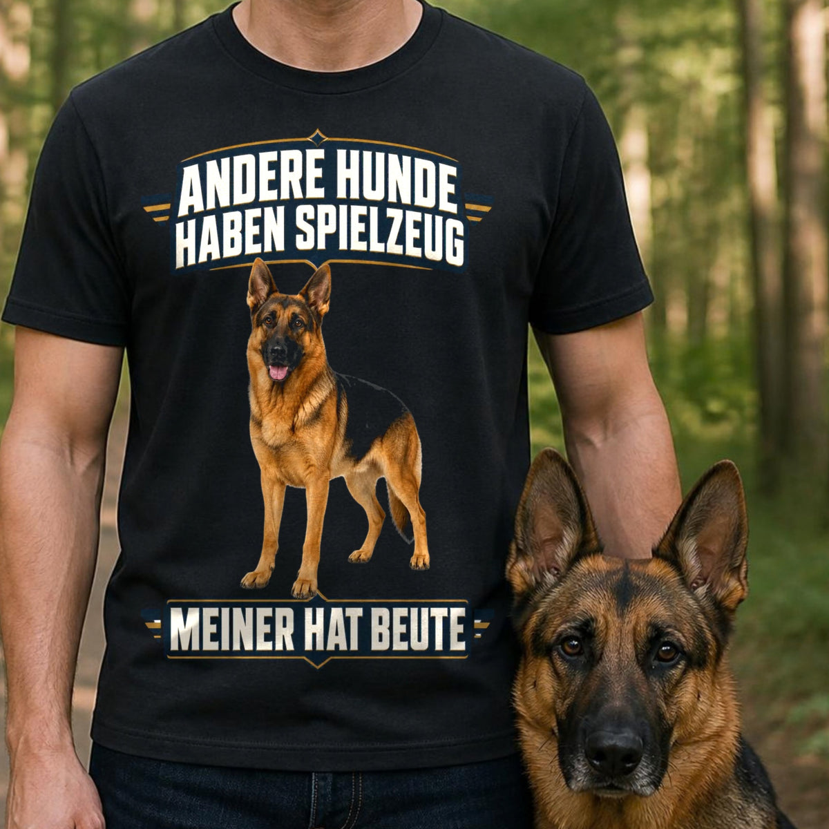 Mann traegt schwarzes T-Shirt Meiner hat Beute mit Deutschem Schaeferhund am Waldweg