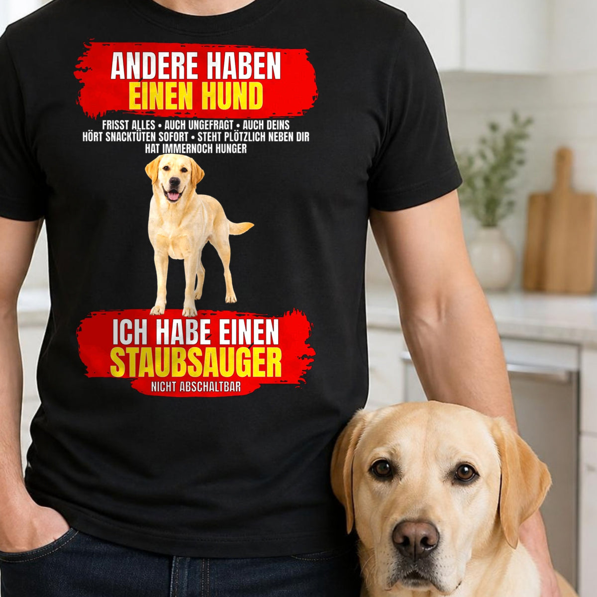 Mann traegt schwarzes T-Shirt Staubsauger mit Labrador an seiner Seite in heller Kueche