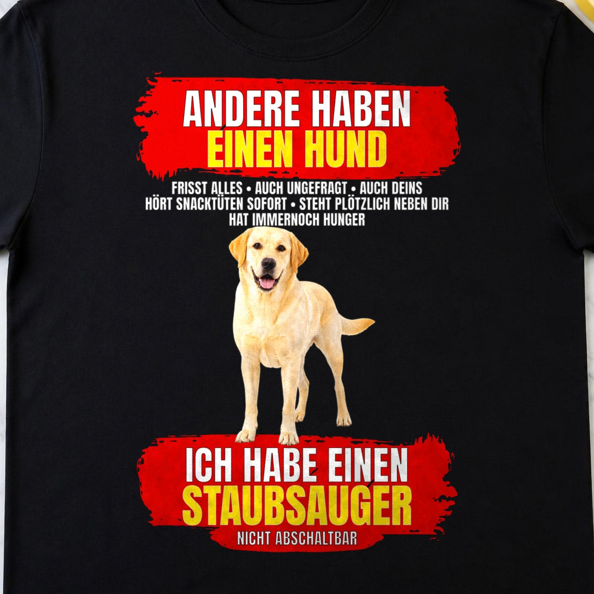 Schwarzes T-Shirt Staubsauger Labrador Nahaufnahme Flatlay