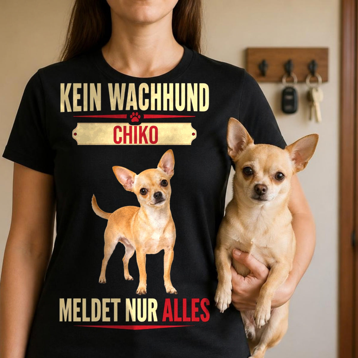 Frau traegt schwarzes T-Shirt Kein Wachhund mit Chihuahua auf dem Arm im Hausflur