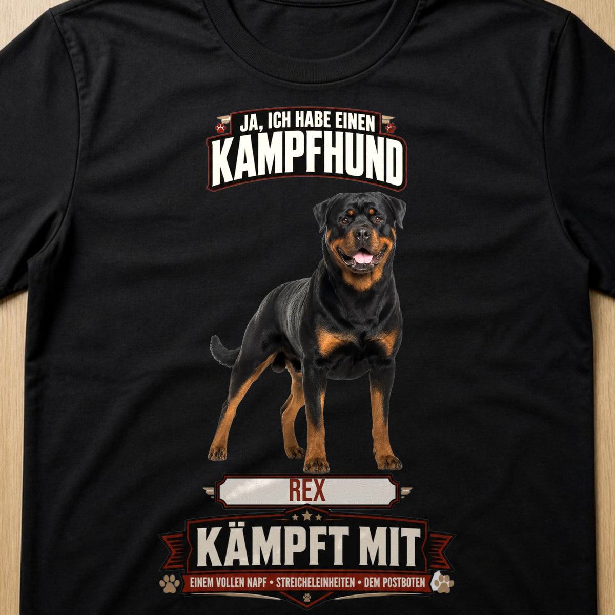 Schwarzes T-Shirt Kampfhund Rottweiler Nahaufnahme Flatlay